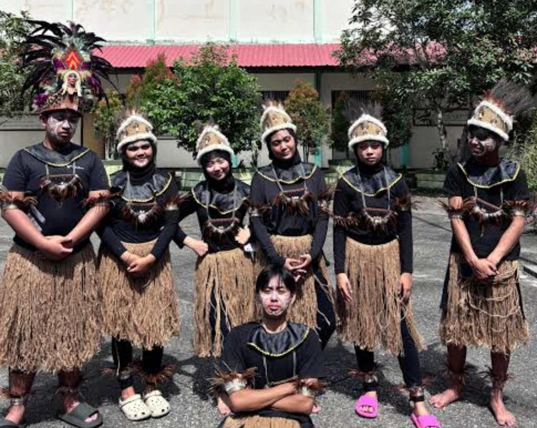 pelatih tarian papua