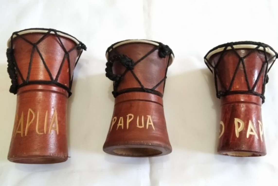 miniatur alat musik tradisional Papua (tifa)